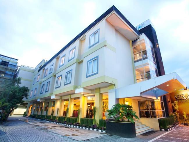 Tampak Samping Hotel Grage Ramayana